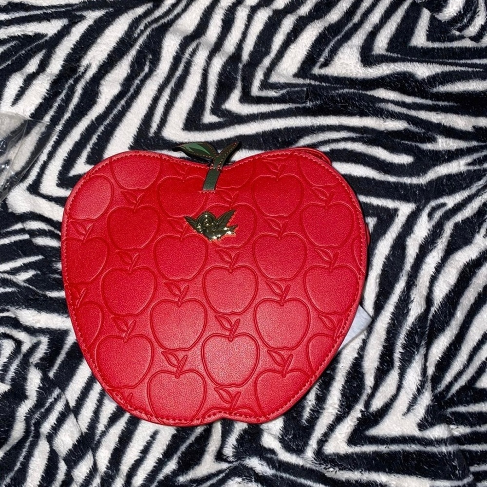 Snow White loungefly crossbody. Nwt